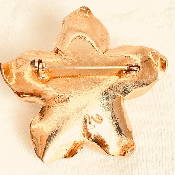 Rose Brooch Off White Porcelain Over Gold Tone Leaves - Picture 5 of 6